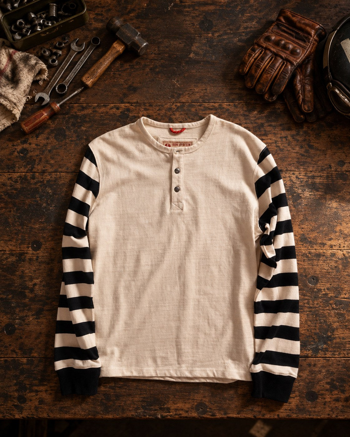 作業台に置いた IRON & RESIN の Motor Henley