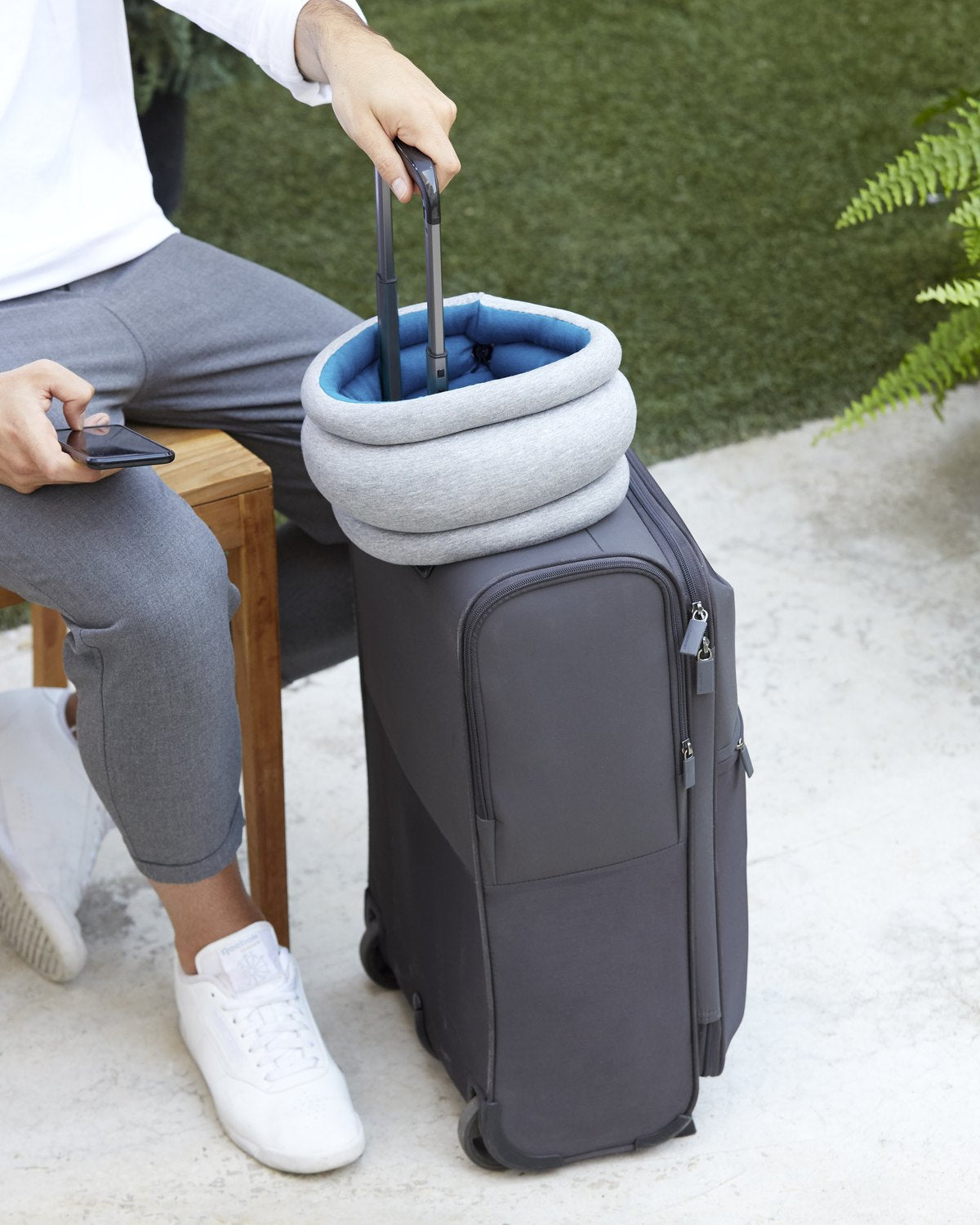 スーツケースの持ち手に掛けた Light Versatile Pillow